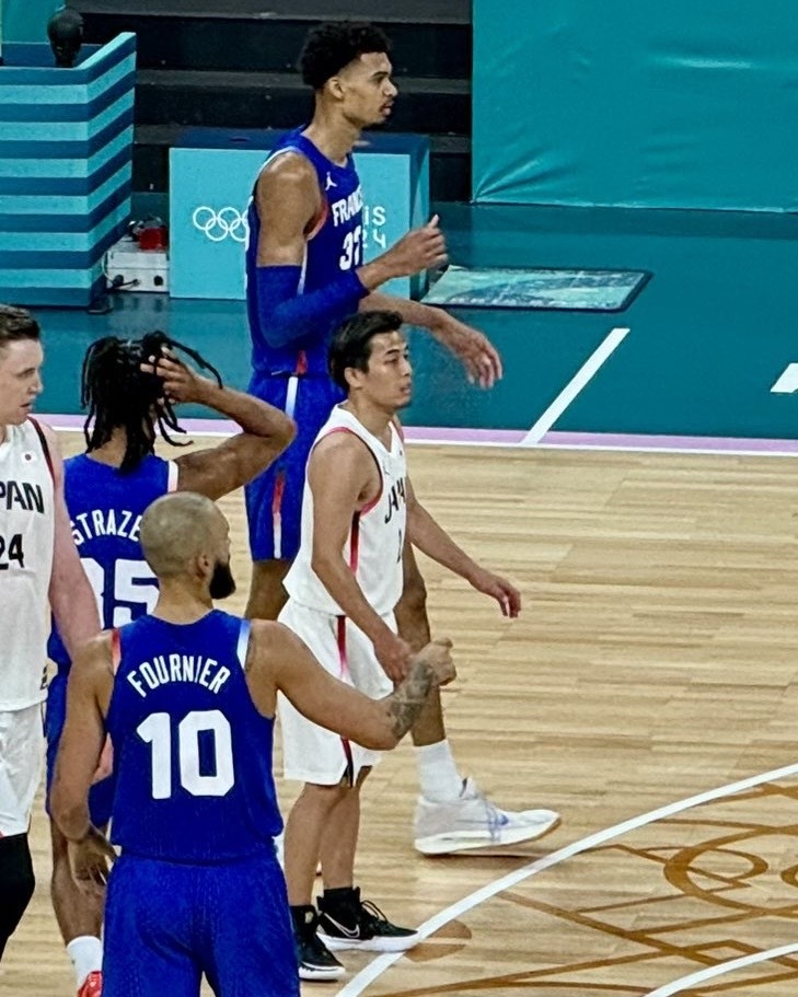 亚冠冲刺阶段走向成谜，圣安东尼奥马刺队长鼓劲，气氛紧张，团队化学反应显著的简单介绍江南